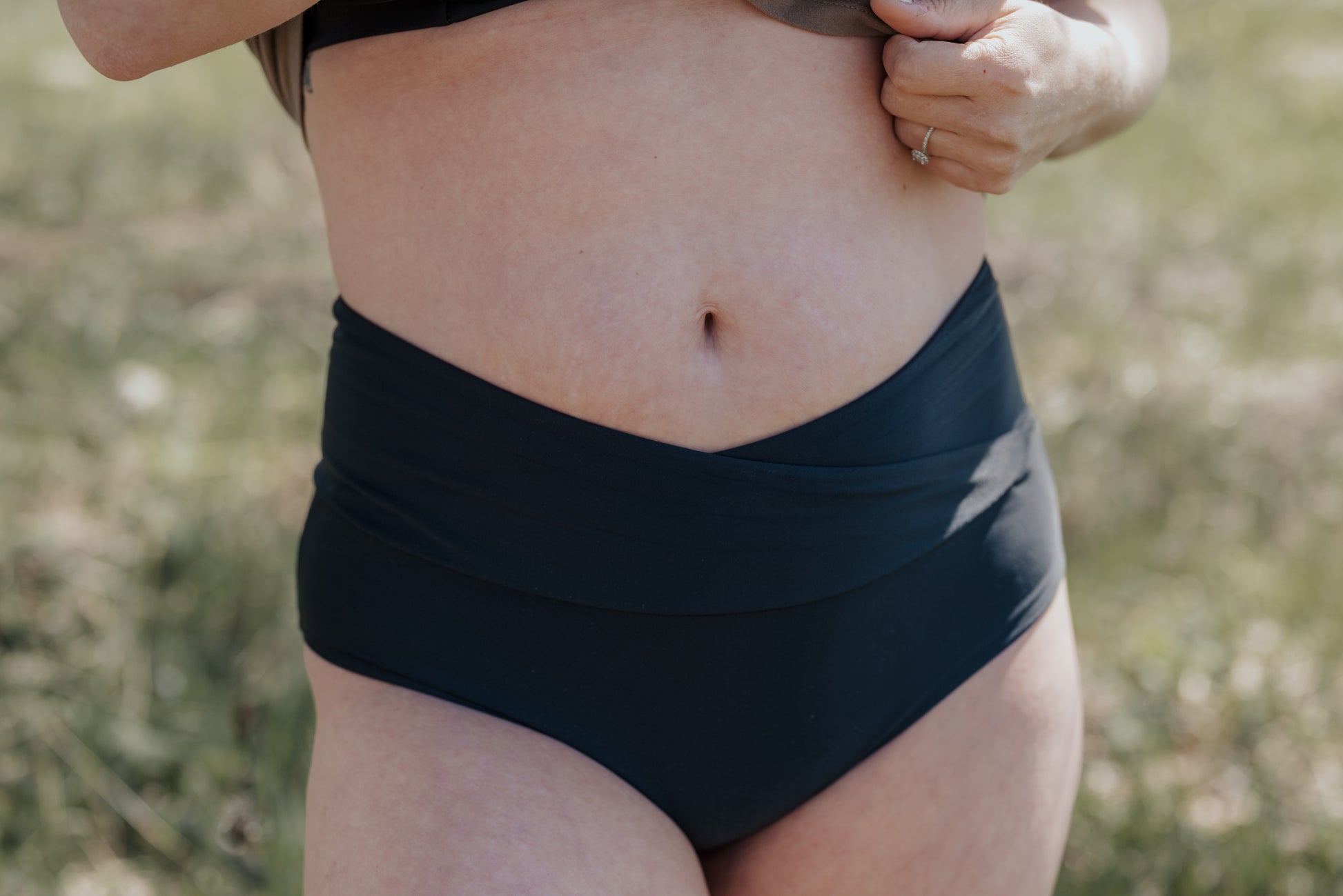 Rose-Collection-swimwear-maillot-bas-josee-tissus-ecologique-fait-montreal-femme-courbe-eco-responsable-quebec