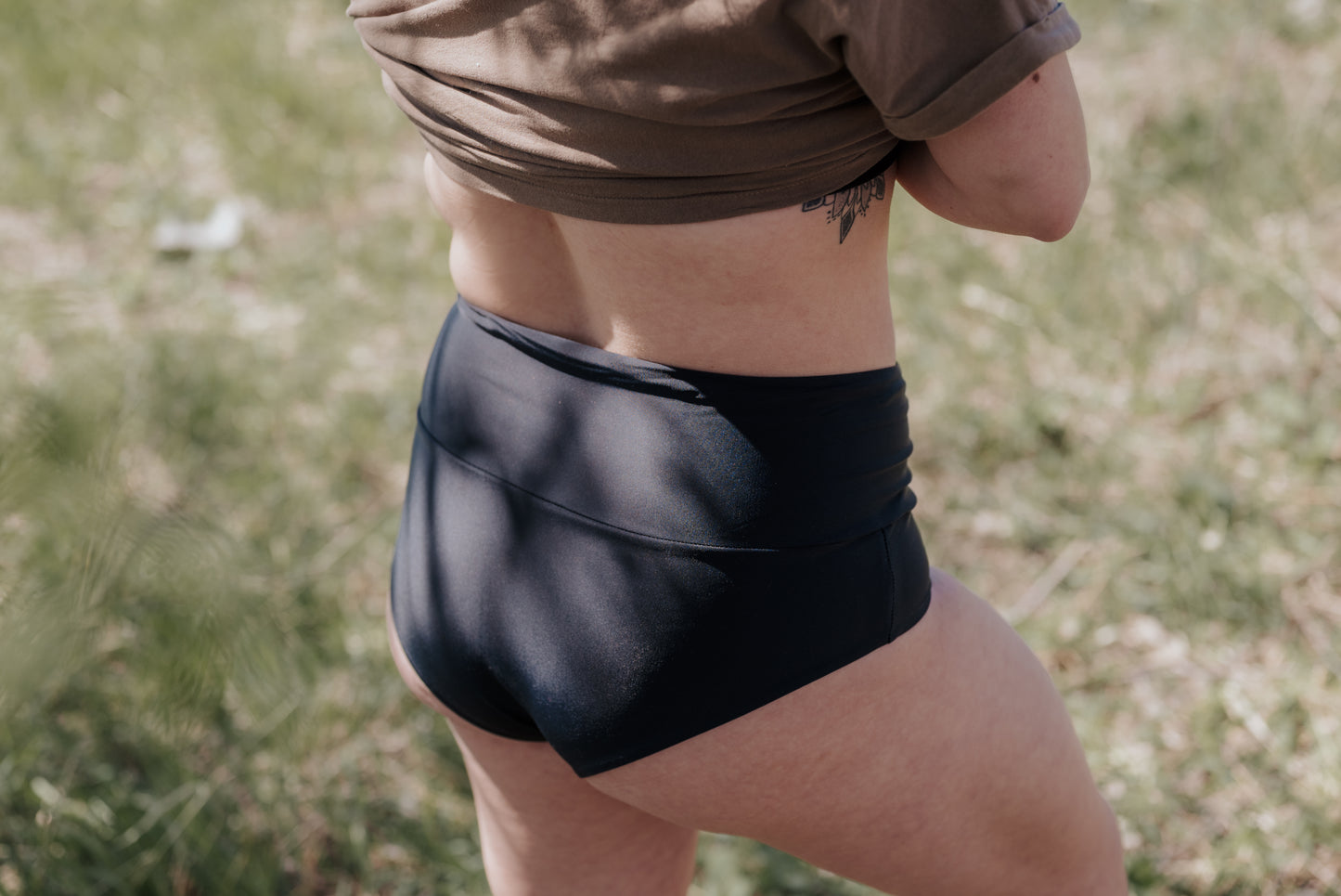 Rose-Collection-swimwear-maillot-bas-manon2.0-tissus-ecologique-fait-montreal-femme-courbe-eco-responsable-maintien-quebec