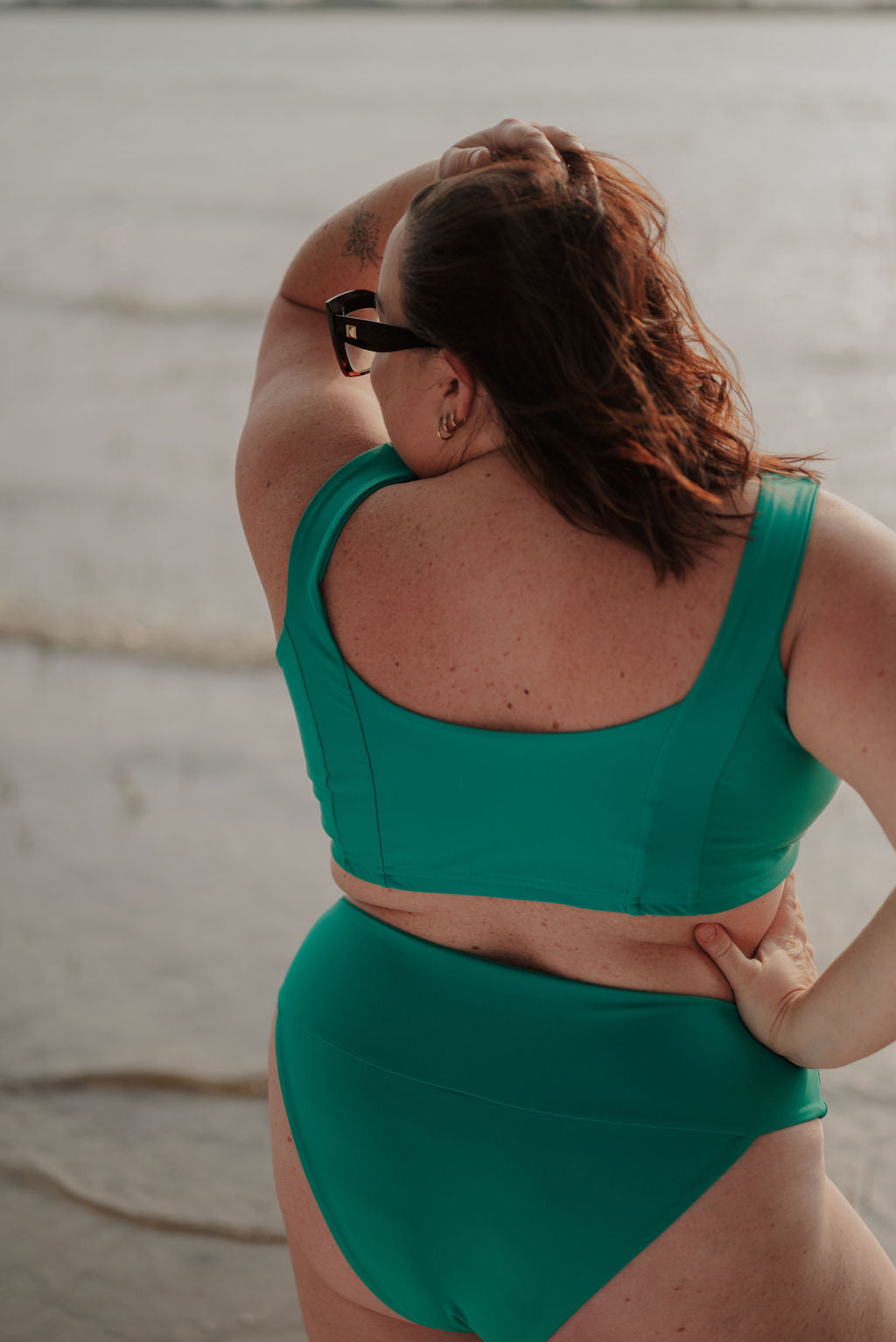 Rose-Collection-swimwear-maillot-haut-lily-tissus-ecologique-fait-montreal-femme-courbe-eco-responsable-quebec